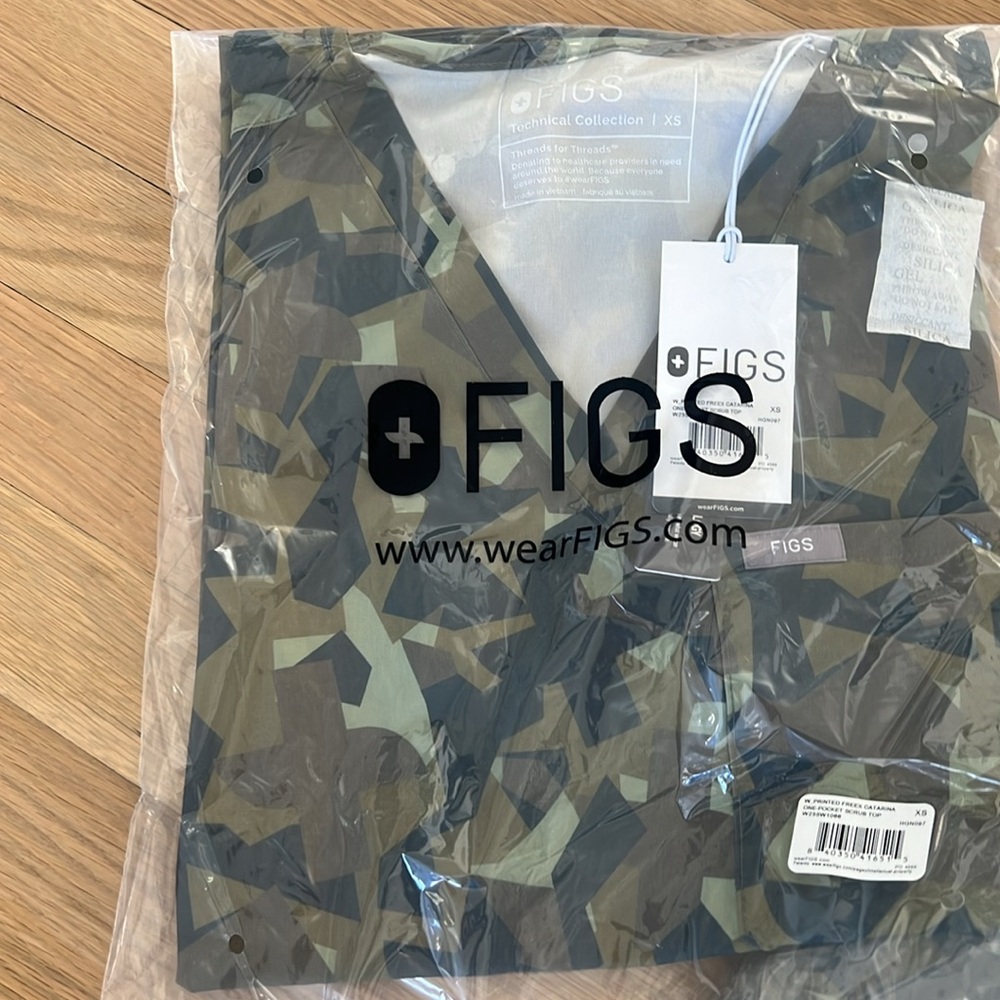 BNWT Camo FIGS size small - Picture 2 of 3